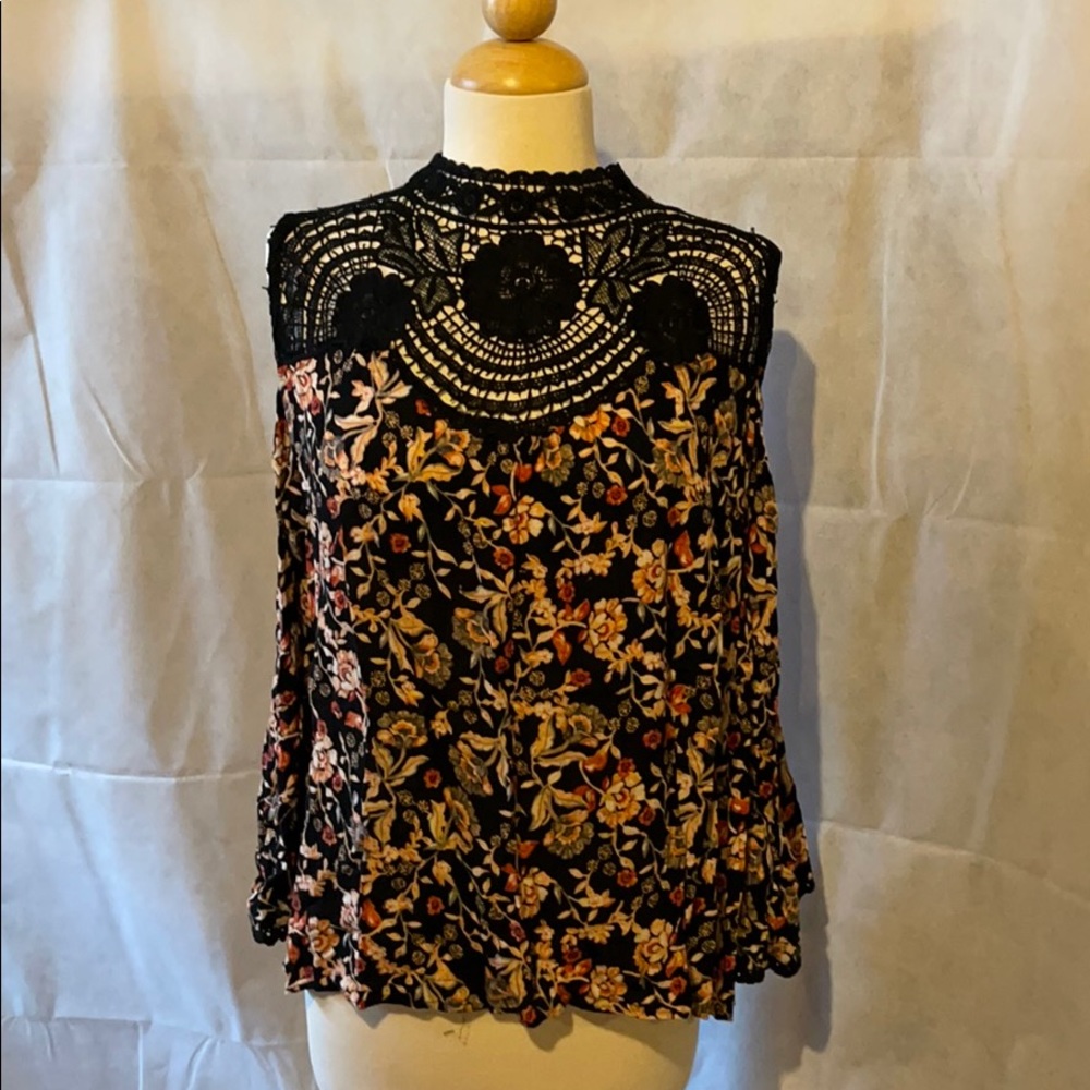 Angie lace cold shoulder long sleeve blouse size L